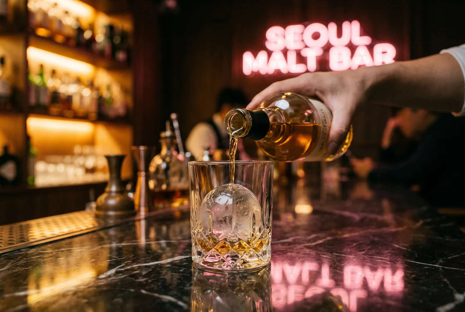 크리스탈 잔에 담긴 위스키